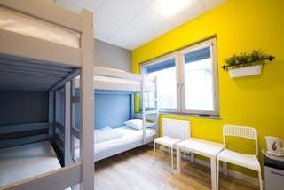 Хостелы Hostel Filip 2 Гданьск Четырехместный номер с ванной комнатой-1